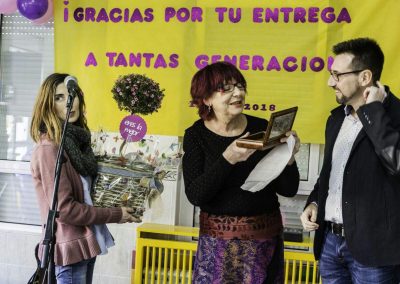 Colindres rinde homenaje a Manoli Ibáñez por sus casi 40 años de trabajo en el Centro de Atención a la Primera Infancia