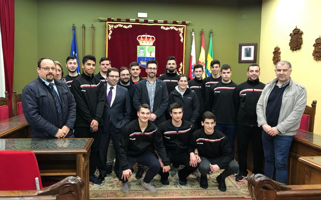 Javier Incera felicita al equipo juvenil masculino del Club Balonmano Colindres por su victoria en el Campeonato de Cantabria