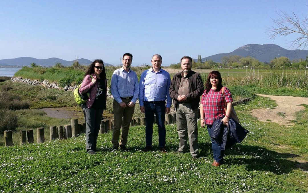 En estudio las propuestas para prolongar la pasarela de la marisma sur y acondicionar el sendero en la marisma norte, solicitadas al consejero Jesús Oria