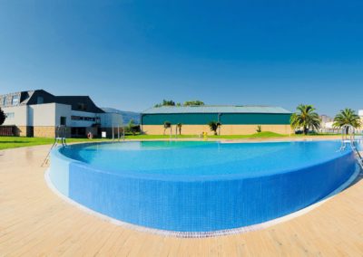 200 niños y niñas aprenden natación en la Piscina Municipal de Colindres