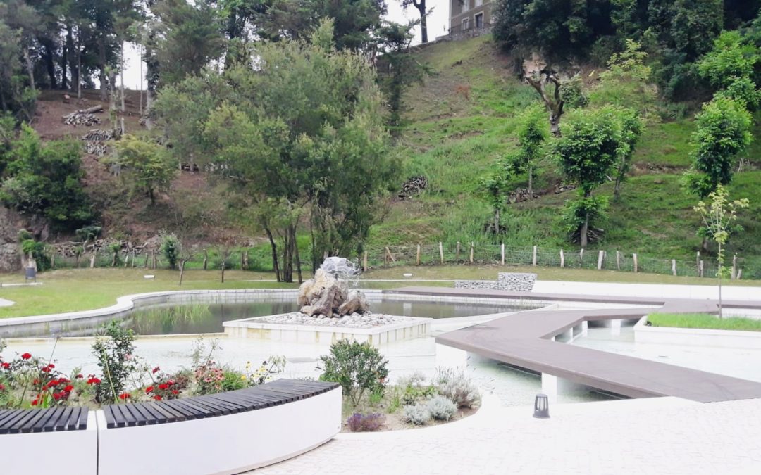 Los vecinos de Colindres ya pueden disfrutar de un nuevo parque en el espacio conocido como “la charca”.