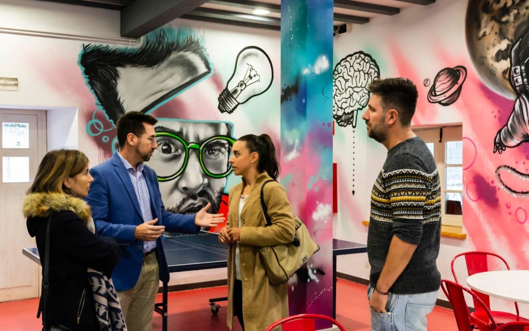 La Casa de la Juventud de Colindres recibe la visita de la Directora de Juventud del Gobierno de Cantabria.