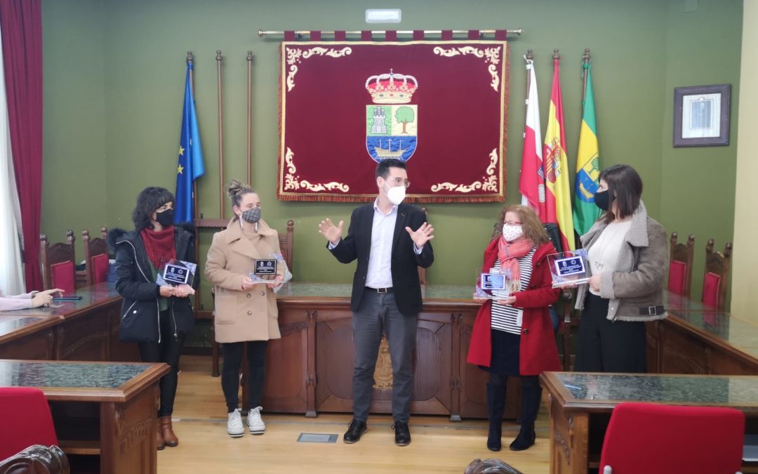 COLINDRES RINDE HOMENAJE A 68 MUJERES QUE DURANTE EL ESTADO ALARMA CONFECCIONARON 20.000 MASCARILLAS