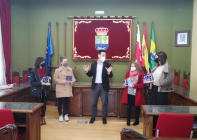 COLINDRES RINDE HOMENAJE A 68 MUJERES QUE DURANTE EL ESTADO ALARMA CONFECCIONARON 20.000 MASCARILLAS