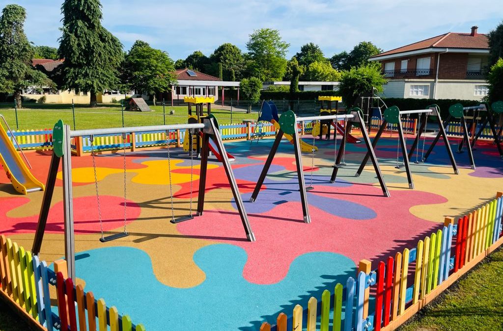 Colindres reforma el parque infantil de la Plaza José Hierro