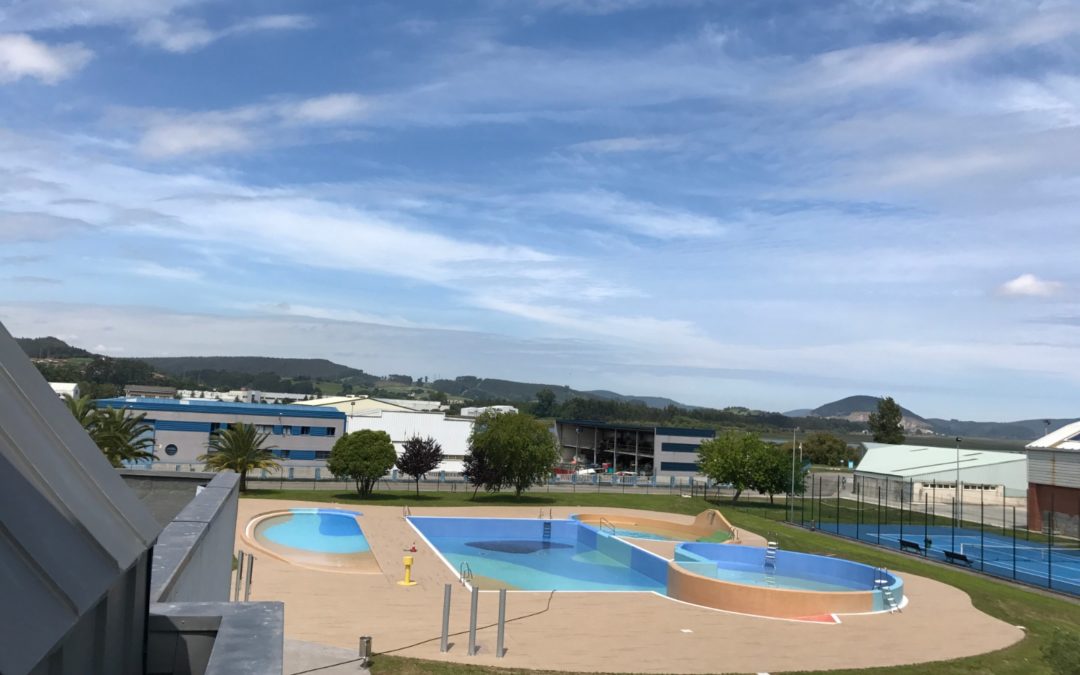 COLINDRES ABRE SUS PISCINAS AL AIRE LIBRE DE MANERA SEGURA
