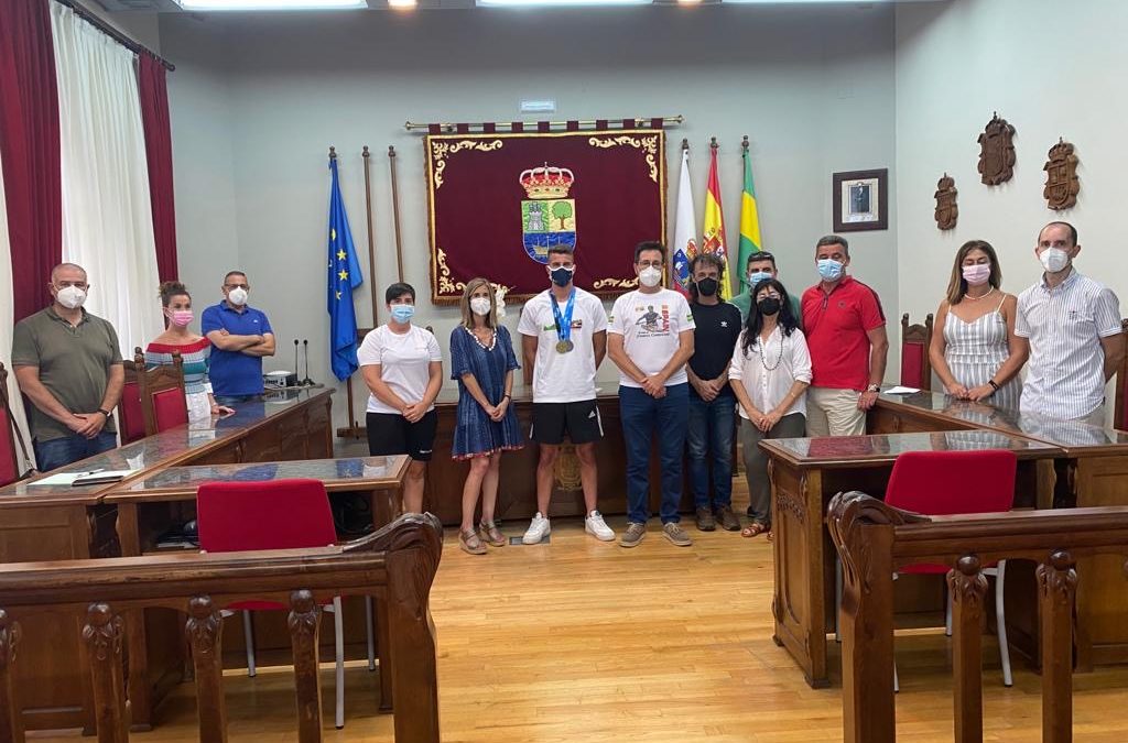 El Ayuntamiento de Colindres en Pleno, recibe al campeón del mundo, Ernesto Goribar