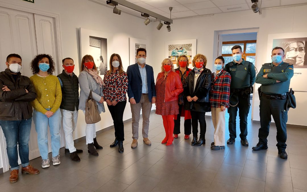 Inaugurada en la Casa de Cultura de Colindres la exposición “Miradas Enfermeras de la pandemia”