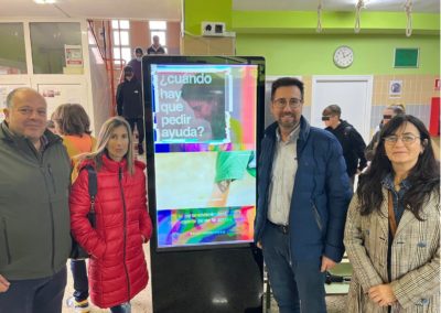 El Ayuntamiento de Colindres instala en el IES Valentín Turienzo un punto de información juvenil digital.