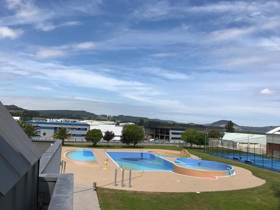 COLINDRES  ABRE SUS PISCINAS AL AIRE LIBRE ESTE SÁBADO