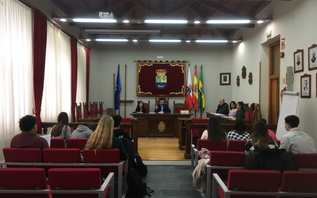 El ayuntamiento de Colindres celebra el Dia de la Constitución Española con un taller de debate con los alumnos de los centros educativos del municipio.