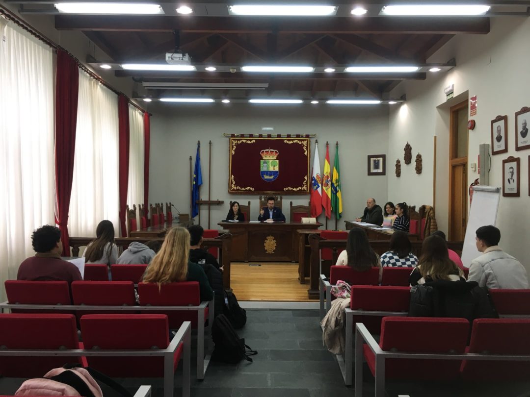 El ayuntamiento de Colindres celebra el Dia de la Constitución Española con un taller de debate con los alumnos de los centros educativos del municipio.